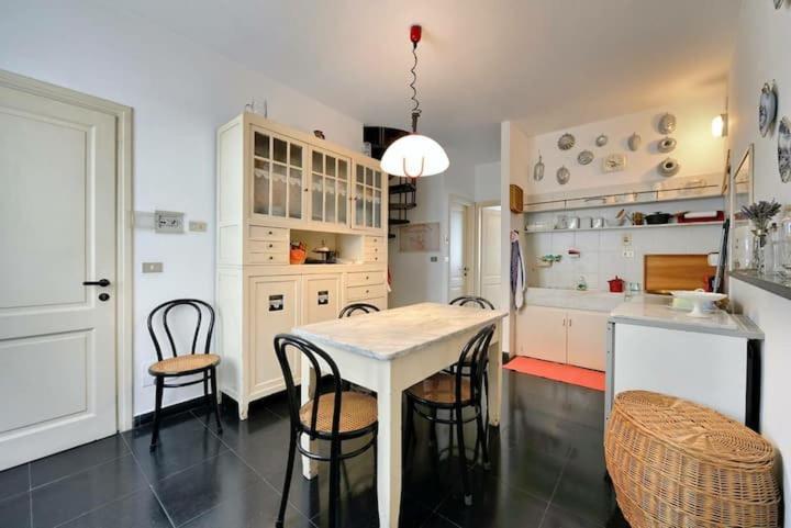 Mansarda A Finalborgo - Fascino E Tradizione Apartment Finale Ligure Bagian luar foto
